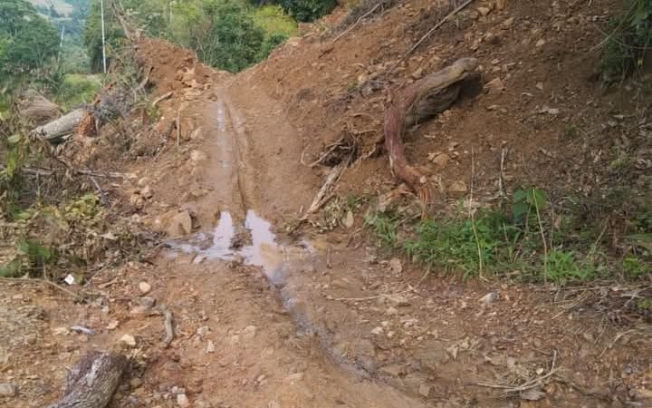 Terkena Bencana Longsor, Akses Jalan Desa Alur Subur Mulai Dapat Dilintasi