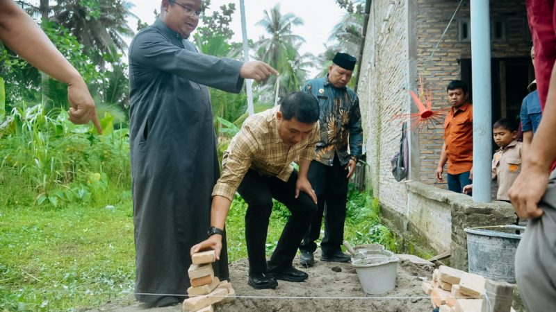 Pj. Bupati Heri Wahyudi Berikan Bantuan Bedah Rumah Guru Ngaji