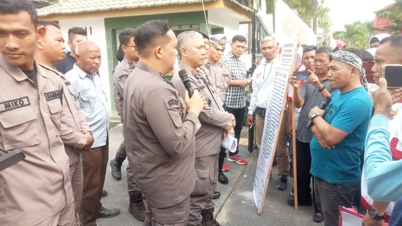 Desak Kasus Korupsi Pengadaan Plank 3 T, Neon Box, Peta Desa dan Buku Perdes di 177 Desa Dijadikan Tersangka, PMPRI Geruduk Kantor Kejari Asahan