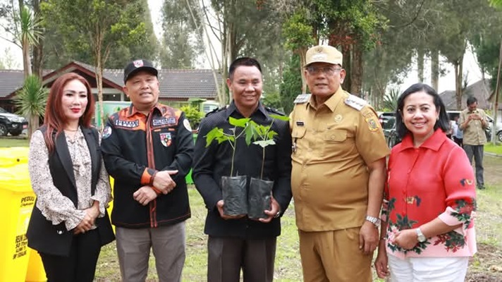 Awali Program Sejuta Pohon, Bupati Dairi Menyerahkan Sebanyak Seribu Bibit Tanaman