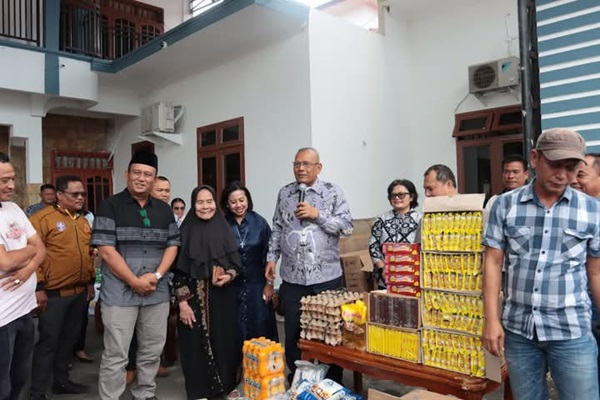 Bupati Dairi Ir. Vickner Sinaga Menyalurkan Berupa Bantuan ATENSI dari Kemensos RI kepada 41 PPKS di Dairi