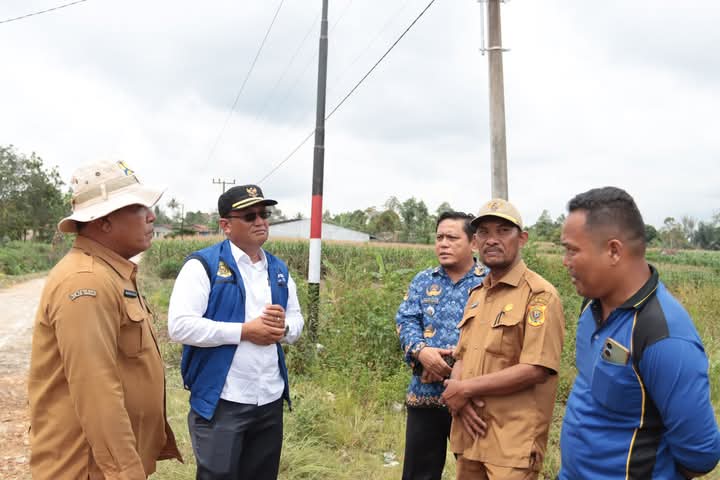 Wabup Dairi Bersama Kadis Pemberdayaan Masyarakat dan Desa Pantau Kegiatan Gotong Royong Perbaikan Jalan