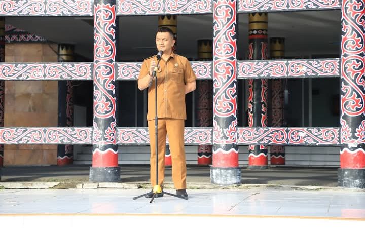 Bupati Dairi yang Diwakili Kadis Pariwisata Kebudayaan Pemuda dan Olahraga Pimpin Apel Gabungan Pemkab Dairi