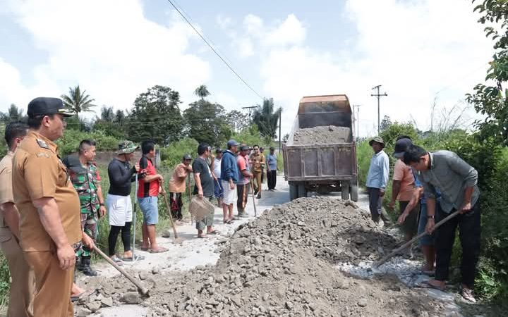 Wabup Dairi Bersama Camat Sitinjo Turut Lakukan Kegiatan Gotong Royong Perbaikan Jalan