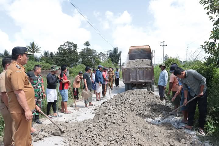 Wabup Dairi Bersama Camat Sitinjo Turut Lakukan Kegiatan Gotong Royong Perbaikan Jalan