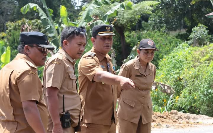 Wabup Dairi Bersama Kepala BPBD Dairi dan Camat Sempat Nempu Tinjau Perbaikan Jalan Longsor