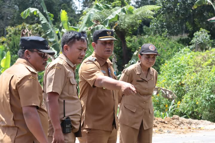 Wabup Dairi Bersama Kepala BPBD Dairi dan Camat Sempat Nempu Tinjau Perbaikan Jalan Longsor