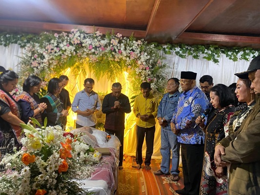 Bupati Dairi Bersama TP-PKK Dairi Melayat ke Rumah Duka Keluarga Op Chintya, Orangtua dari Asisten I Dairi Jonny Hutasoit