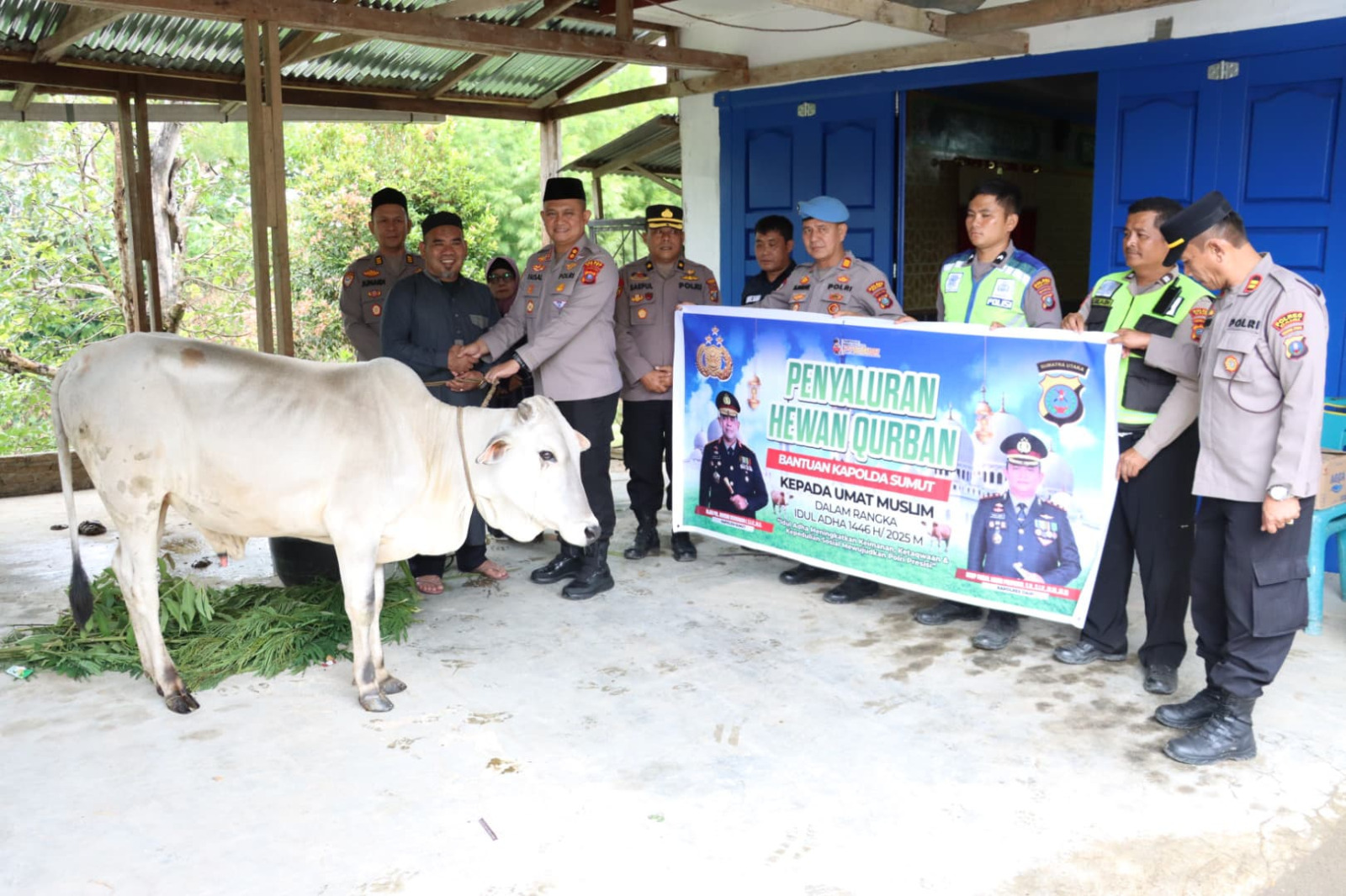 Kapolda Sumut Menyerahkan 1 Ekor Sapi kepada Yayasan Pendidikan Islam dan Rumah Qur’an di Dairi