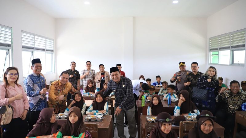 Wabup Dairi Didampingi Sekda kabupaten Dairi Tinjau Awal Pengoperasian SPPG