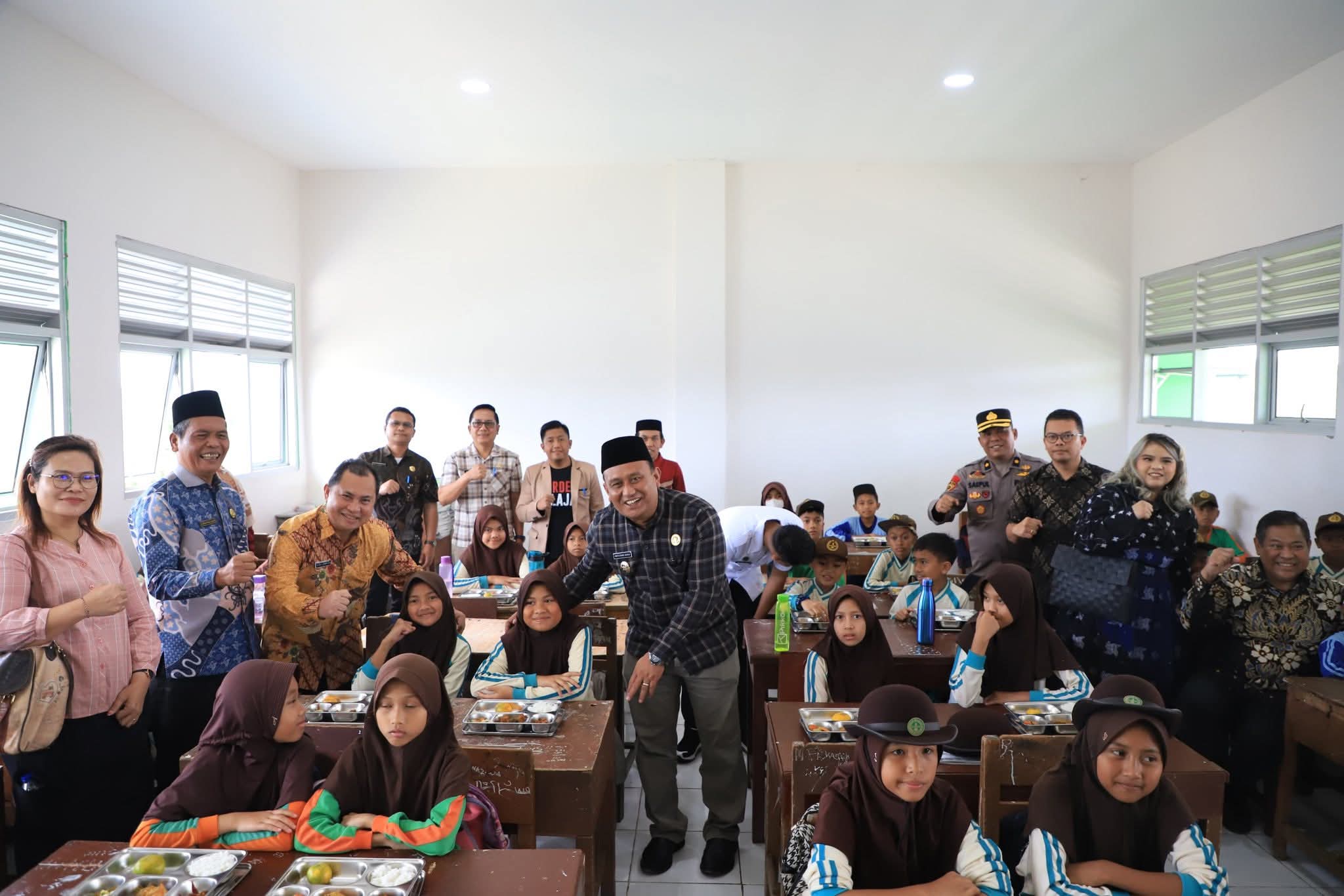 Wabup Dairi Didampingi Sekda kabupaten Dairi Tinjau Awal Pengoperasian SPPG