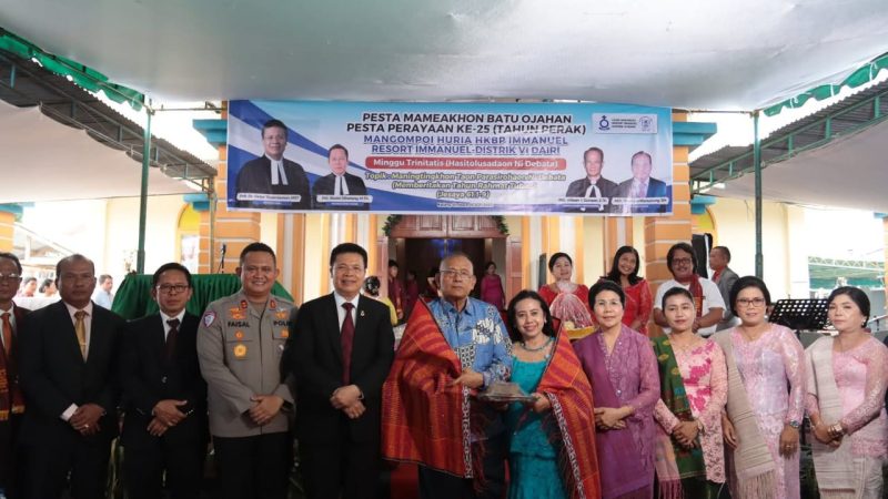 Bupati Dairi Bersama Ketua TP PKK Kab Dairi Hadiri Acara Mameakhon Batu Ojahan HKBP Immanuel Distrik VI Dairi