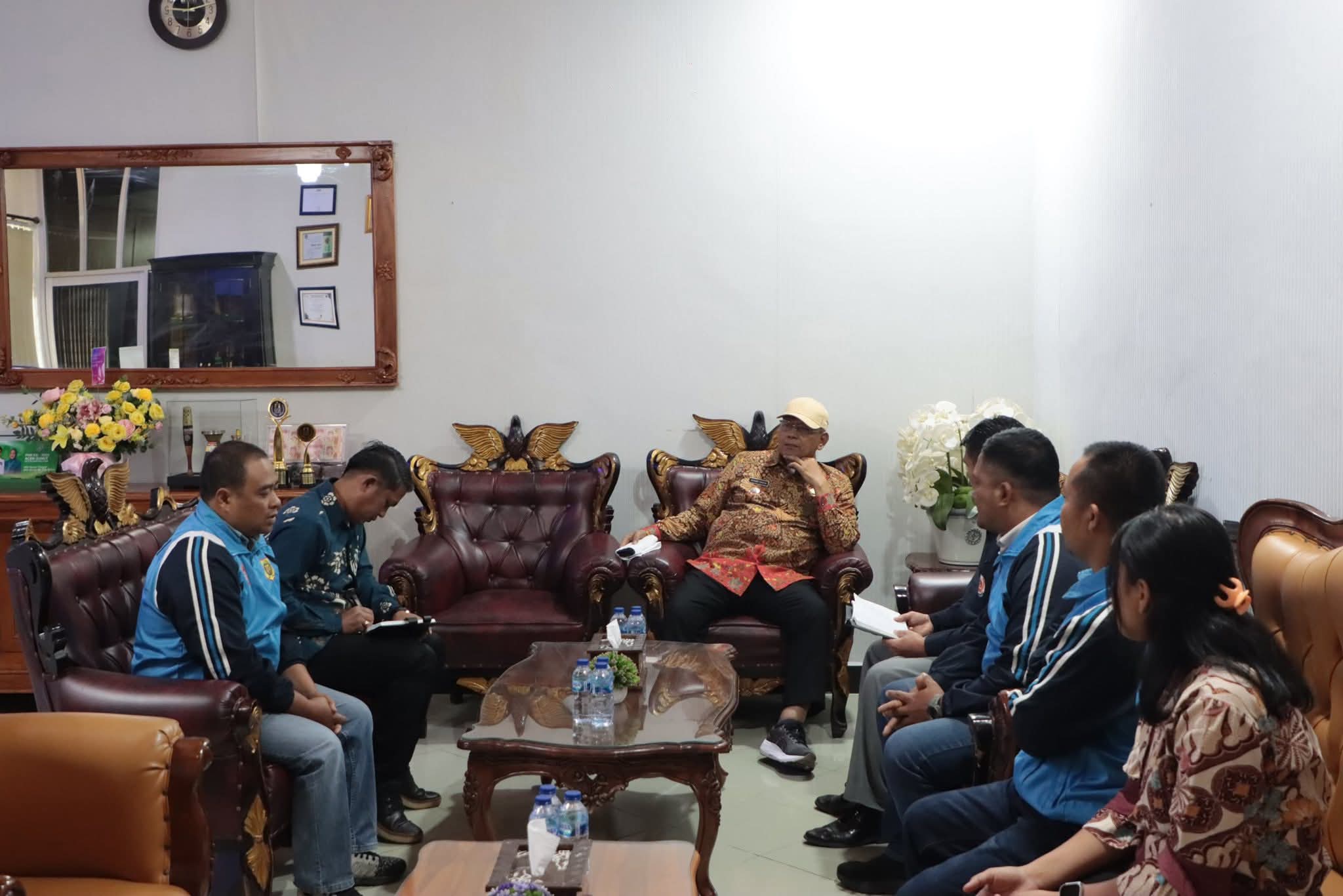 Bupati Dairi Ir. Vickner Sinaga Menerima Audiensi KONI Dairi