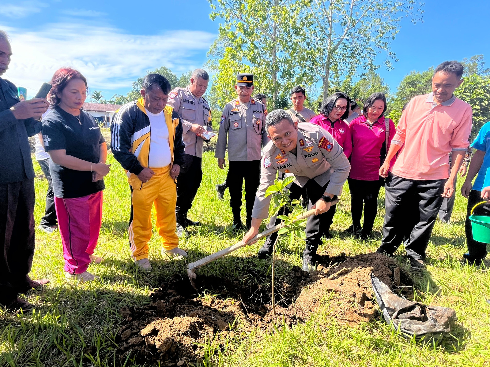 Kapolres Dairi Gelar Silaturahmi dan Penanaman Pohon Bersama Warga Desa Kalang Simbara dalam Rangka Hari Bhayangkara Ke-79