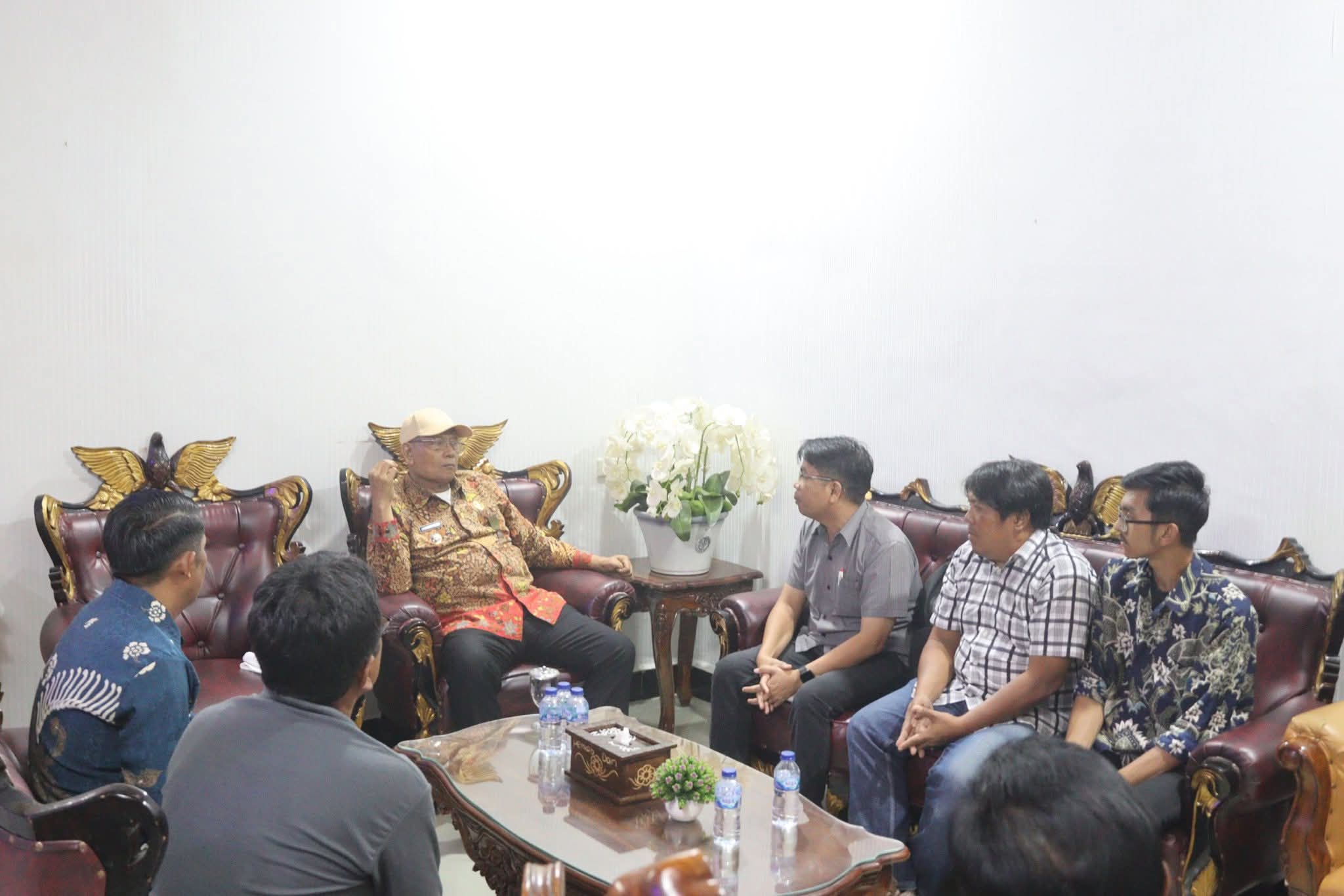 Bupati Dairi Menerima Audensi Pengurus ASKAB PSSI dan Panitia Piala Soeratin