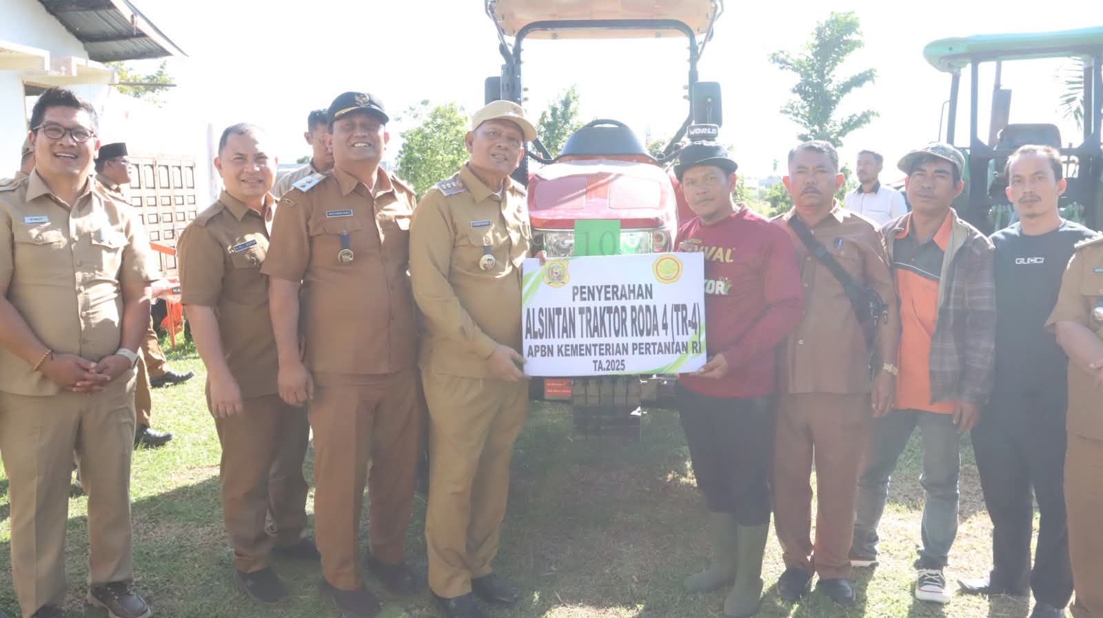 Bupati Serahkan 13 Traktor untuk Petani Dairi Bantuan dari Kementan