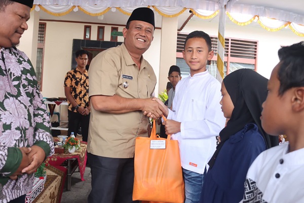 Wakil Bupati Dairi Serahkan Bantuan Acara Peacefull Muharram Lebaran Yatim dan Difabel 2025