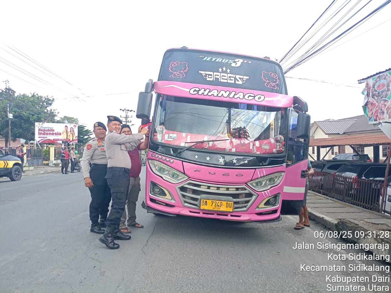 Sambut HUT RI ke-80, Polres Dairi Bagikan Bendera Merah Putih Secara Gratis kepada Pengguna Jalan