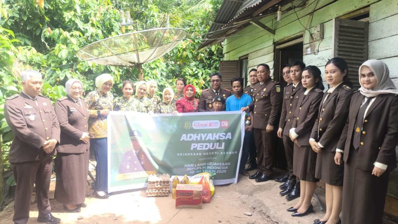 Peringati Hari Kemerdekaan RI Ke-80 dan Hari Lahir Kejaksaan RI Yang Ke-80, Kejari Asahan Berikan Tali Asih Kepada Nek Sarwen