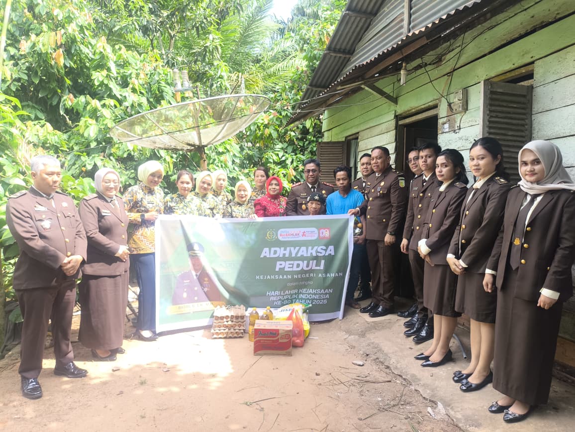 Peringati Hari Kemerdekaan RI Ke-80 dan Hari Lahir Kejaksaan RI Yang Ke-80, Kejari Asahan Berikan Tali Asih Kepada Nek Sarwen