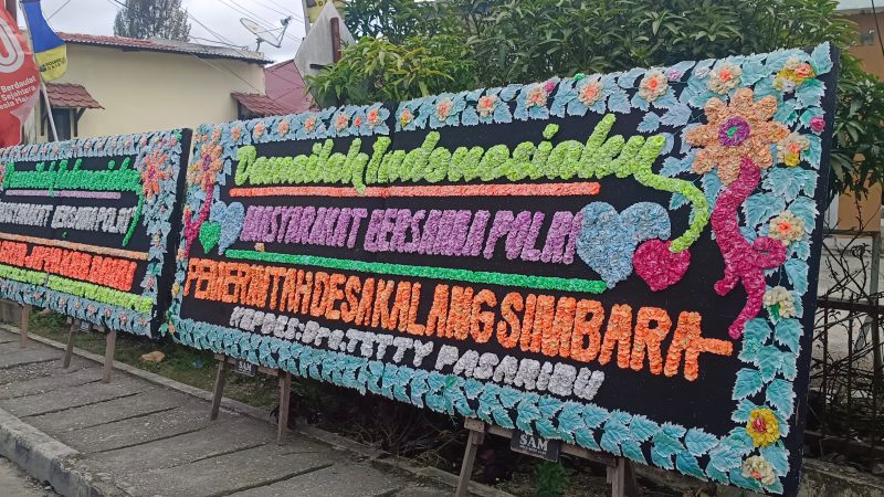 Depan Mako Polres Dairi Dibanjiri Papan Bunga Bertuliskan “Damailah Indonesiaku, Masyarakat Bersama Polri”