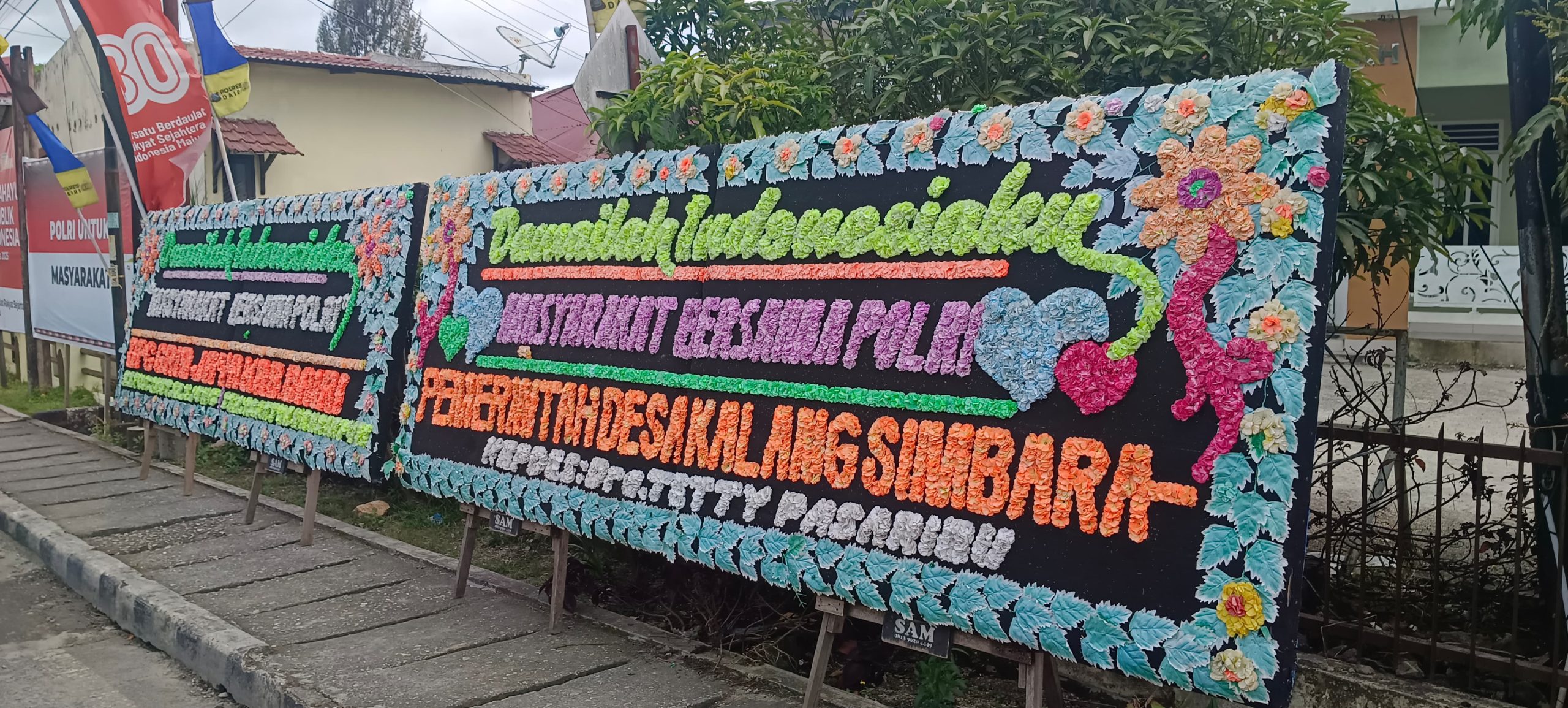 Depan Mako Polres Dairi Dibanjiri Papan Bunga Bertuliskan “Damailah Indonesiaku, Masyarakat Bersama Polri”