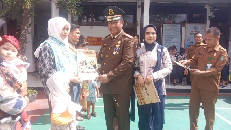 Harlah Kejaksaan RI Ke-80 Tahun Bertemakan “Transformasi Kejaksaan Menuju Indonesia Maju” Kejari Serahkan Sertifikat Rumah Ibadah dan Akte Kelahiran Kepada Warga