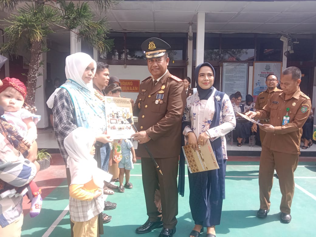Harlah Kejaksaan RI Ke-80 Tahun Bertemakan “Transformasi Kejaksaan Menuju Indonesia Maju” Kejari Serahkan Sertifikat Rumah Ibadah dan Akte Kelahiran Kepada Warga