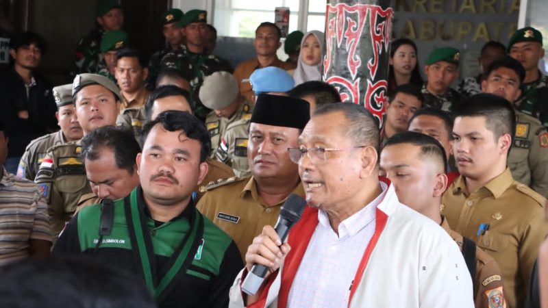 Bupati Dairi Temui Pengunjuk Rasa, Terima 3 Poin Tuntutan