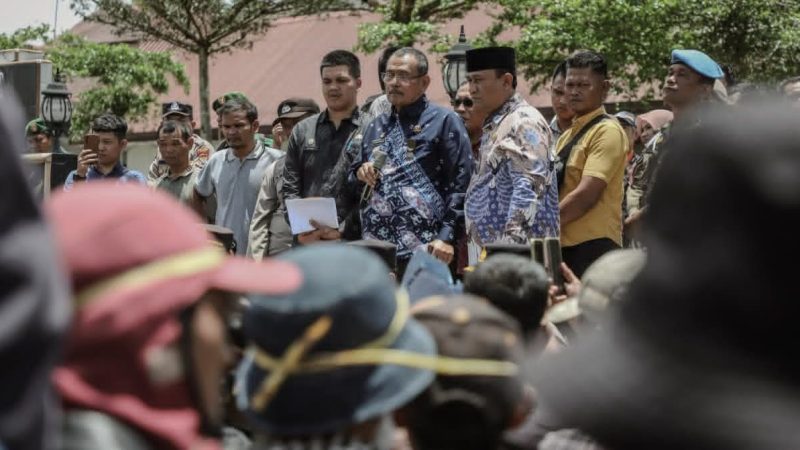 Bupati Dairi Temui Pendemo Minta Tutup PT Gruti, Bupati : Mari Bersama Cari Solusi