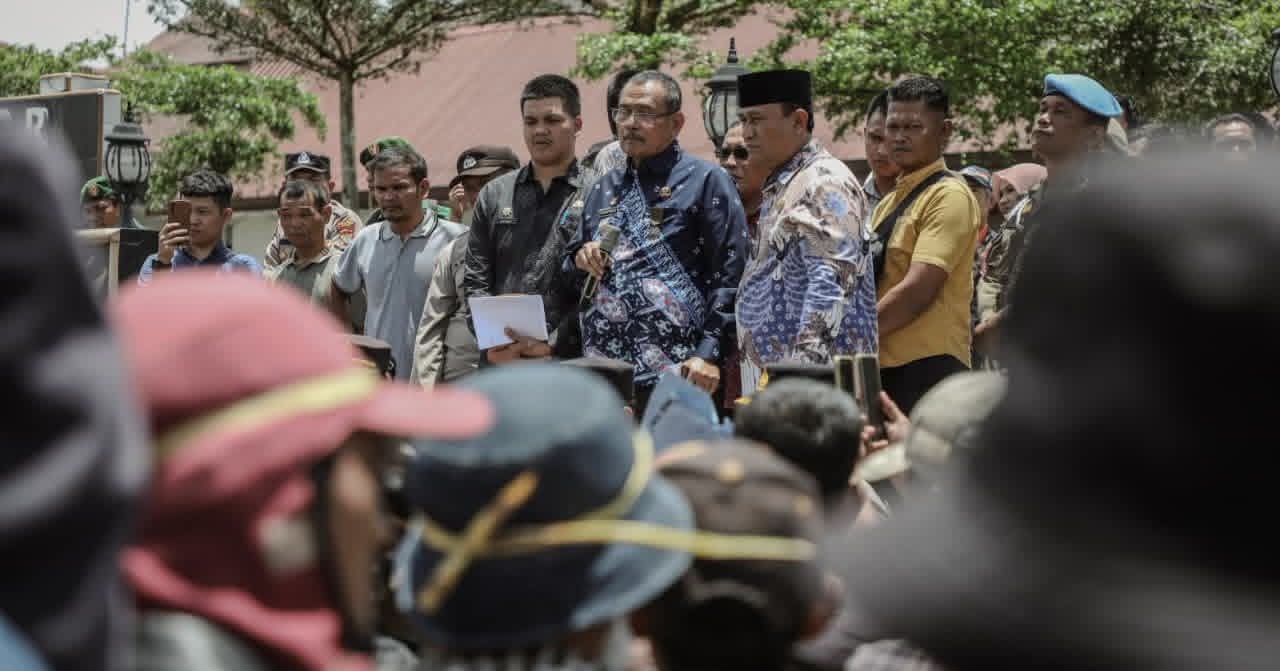 Bupati Dairi Temui Pendemo Minta Tutup PT Gruti, Bupati : Mari Bersama Cari Solusi