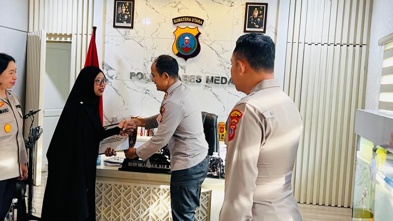 Wakapolrestabes Medan Serahkan Uang Duka, Sebagai Wujud Simpati dan Kepedulian kepada Keluarga Alm.Bripka Afrizal