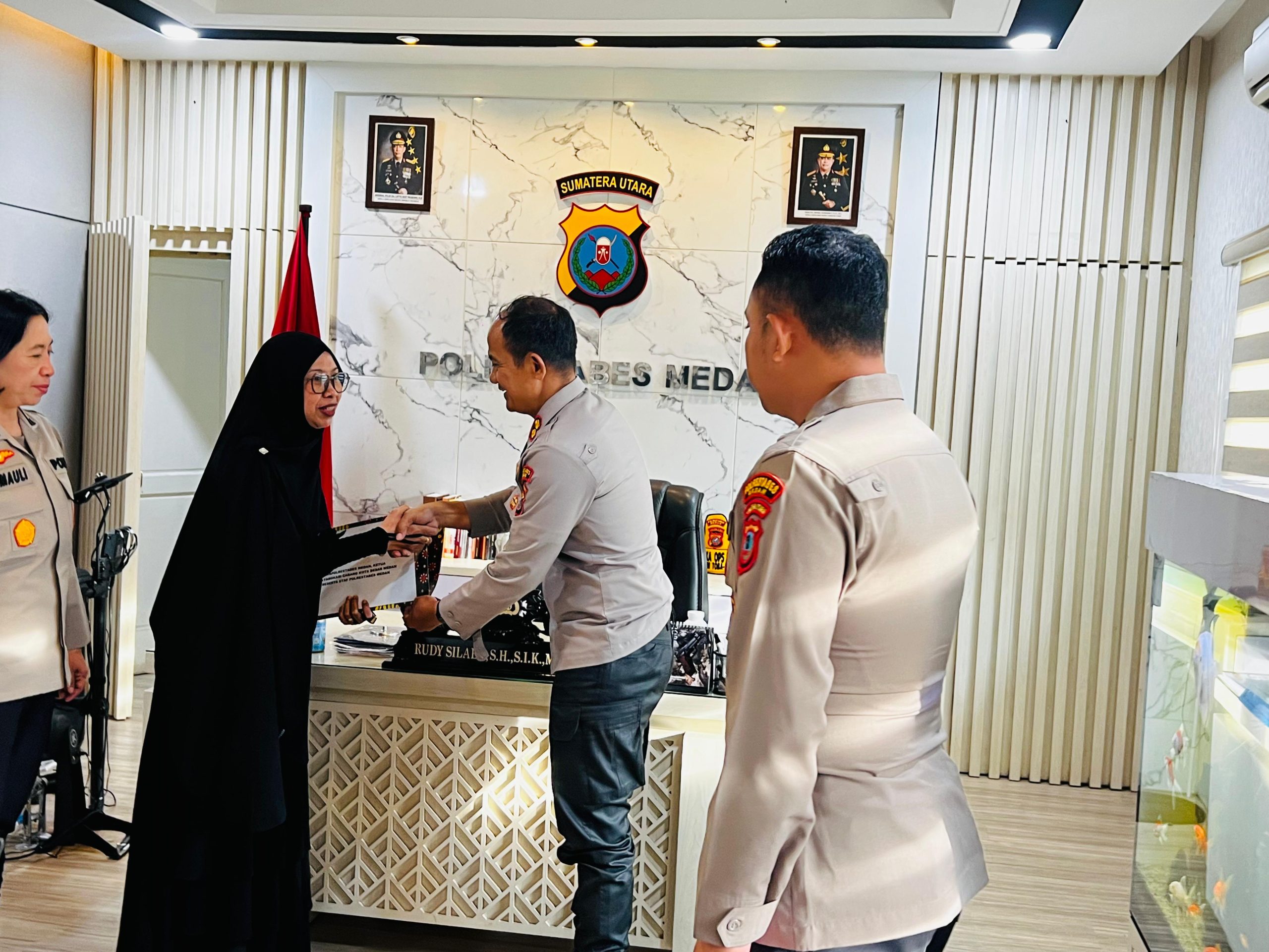 Wakapolrestabes Medan Serahkan Uang Duka, Sebagai Wujud Simpati dan Kepedulian kepada Keluarga Alm.Bripka Afrizal