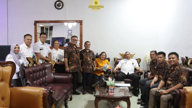 Bupati Dairi Terima Audiensi PT BPR NBP 8 Terkait Penyerahan Hadiah Tabungan Pundi
