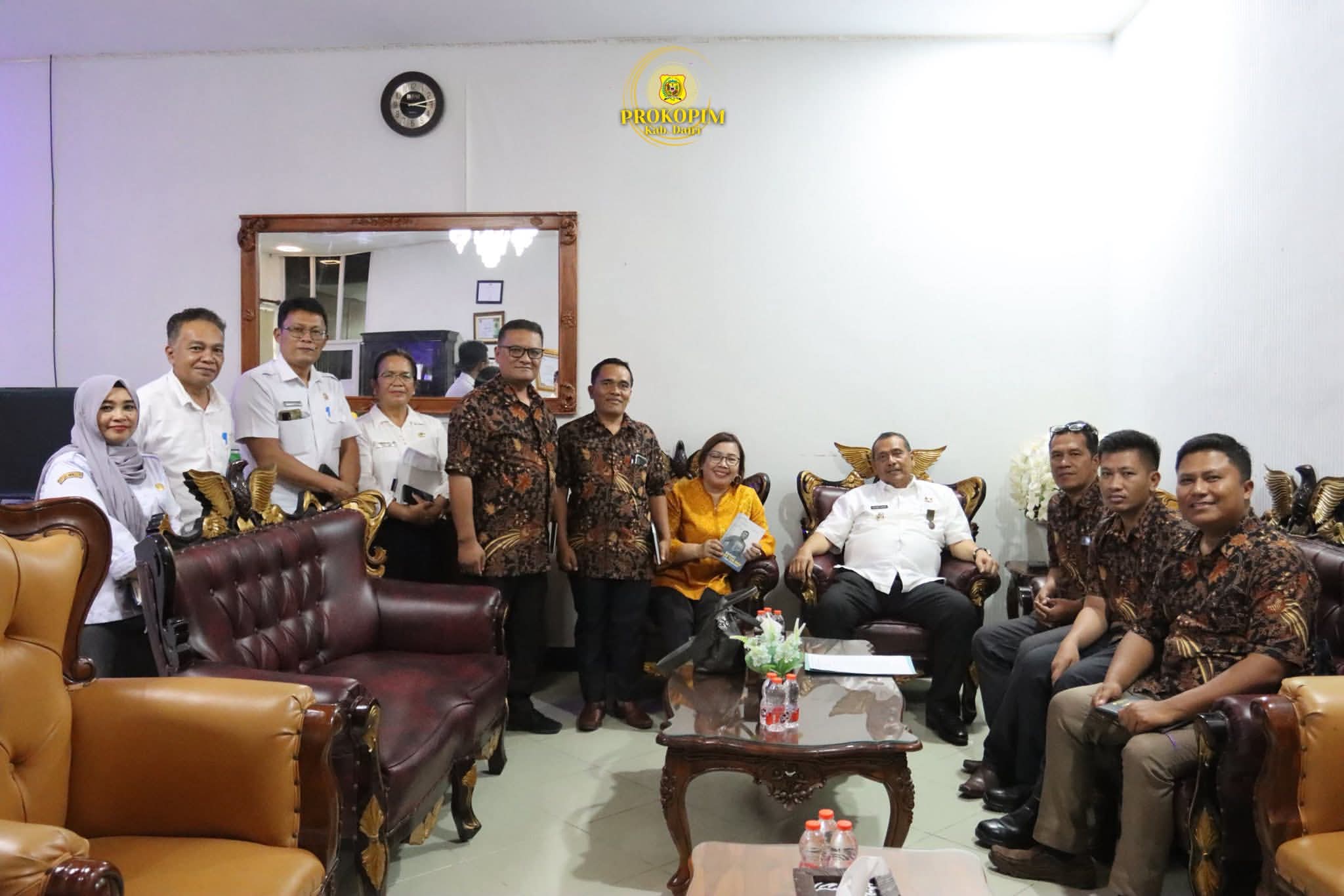 Bupati Dairi Terima Audiensi PT BPR NBP 8 Terkait Penyerahan Hadiah Tabungan Pundi