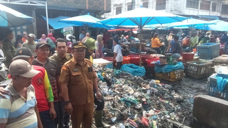 Sekcam Kota Kisaran Barat Tinjau Lokasi Pembersihan Sampah di Aliran Parit Pajak Panglima Polem