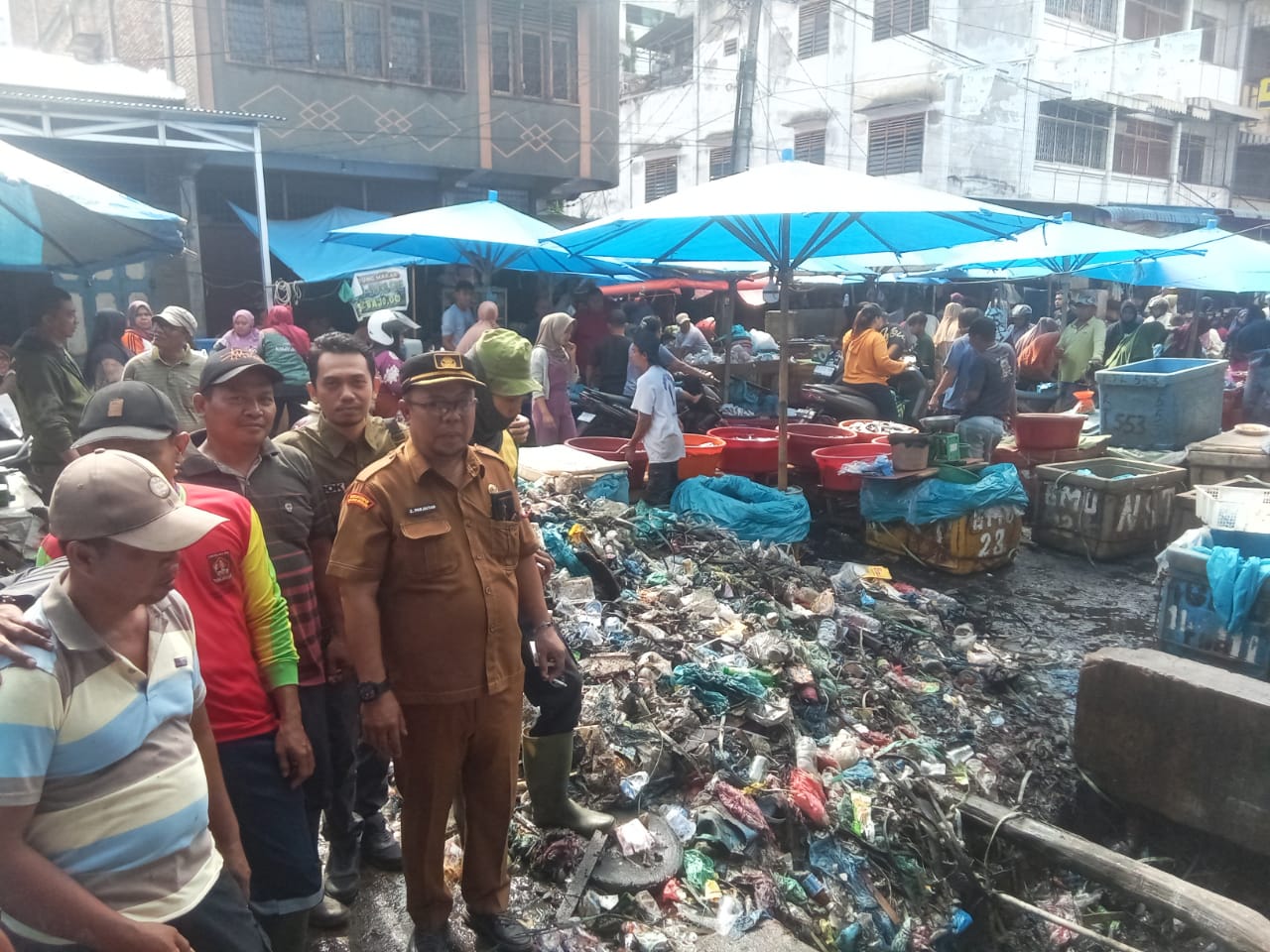 Sekcam Kota Kisaran Barat Tinjau Lokasi Pembersihan Sampah di Aliran Parit Pajak Panglima Polem