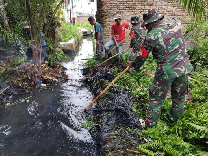 Babinsa Koramil 06 Kisaran Bersama Warga Gotroy Bersihkan Saluran Air