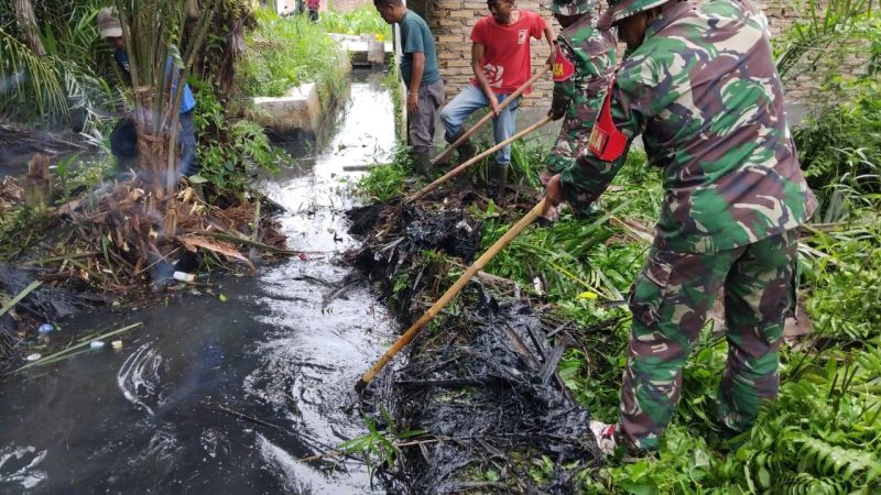 Babinsa Koramil 06 Kisaran Bersama Warga Gotroy Bersihkan Saluran Air