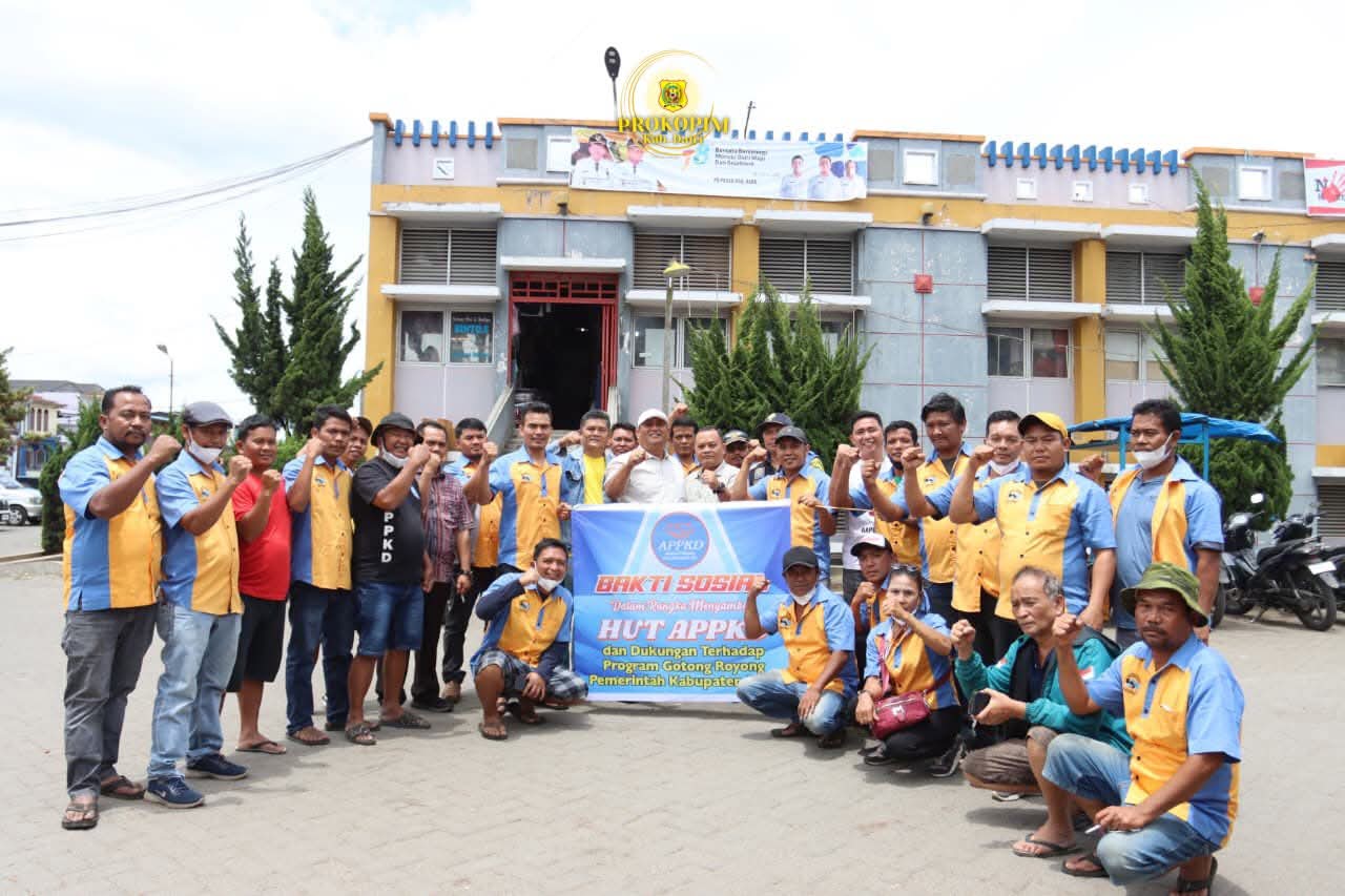 Bersama APPKD Wakil Bupati Dairi Gelar Bakti Sosial di Pusat Pasar Sidikalang