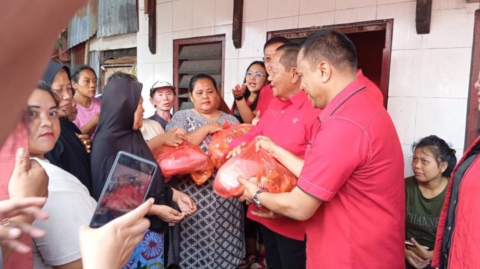 Wujud Kepedulian Partai PDI Perjuangan Langsung Turun Memberikan Bantuan Kepada Masyarakat Korban Banjir Di Kecamatan Medan Maimun