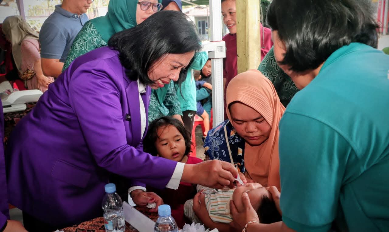 Ketua Tim Pembina Posyandu Dairi Tinjau Pelaksanaan Posyandu Melati dan Serahkan Bantuan Mobiler