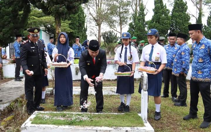 Hari Pahlawan Tahun 2024,Pn Bupati Pimpin Upacara Ziarah Nasional Di TMP Kabupaten Dairi