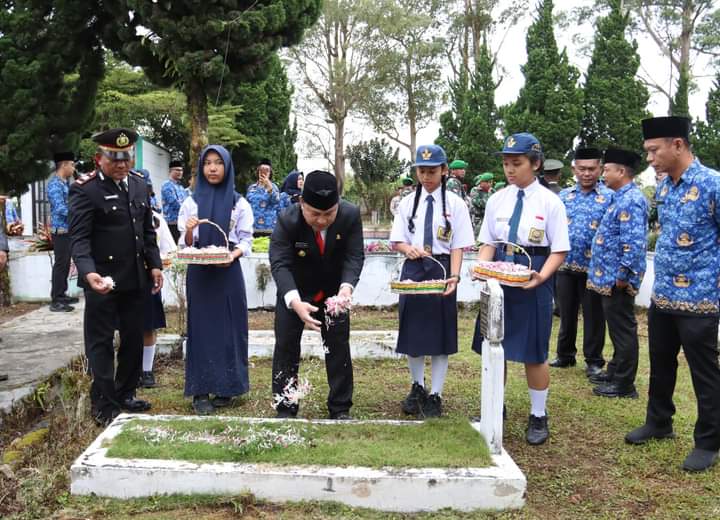Hari Pahlawan Tahun 2024,Pn Bupati Pimpin Upacara Ziarah Nasional Di TMP Kabupaten Dairi