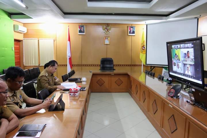 Penjabat (Pj) Bupati Dairi Surung Charles Bantjin bersama Tim Pengendalian Inflasi Daerah (TPID) mengikuti rapat pengendalian inflasi