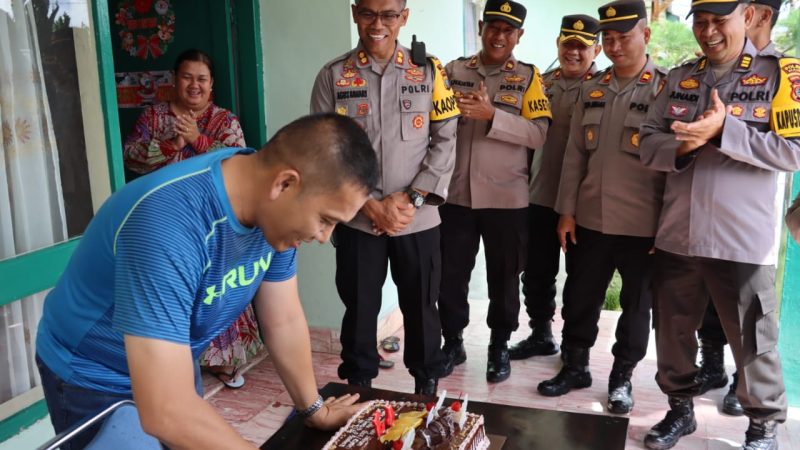 Sinergitas TNI Polri, Kapolres Dairi Beri Kejutan Kepada Dandim 0206 Dairi yang Sedang Berulang Tahun