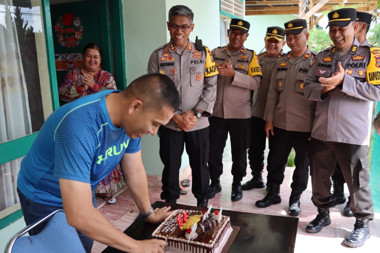 Sinergitas TNI Polri, Kapolres Dairi Beri Kejutan Kepada Dandim 0206 Dairi yang Sedang Berulang Tahun