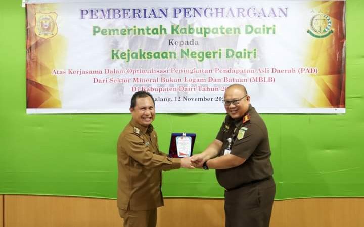 PAD MBLB Meningkat, Pemkab Dairi Beri Penghargaan ke Kejari Dairi