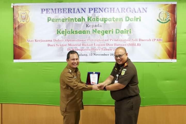 PAD MBLB Meningkat, Pemkab Dairi Beri Penghargaan ke Kejari Dairi
