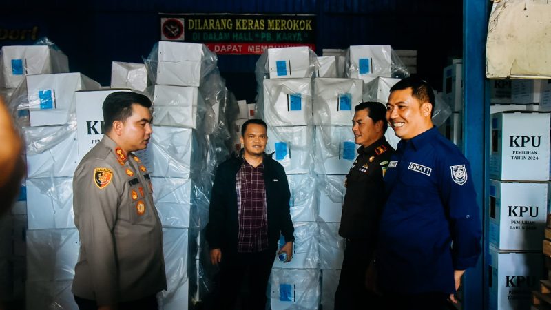 Pj. Bupati Heri Kunjungi Langsung Gudang Logistik KPU Guna Memastikan Persiapan Pilkada Berjalan Lancar.